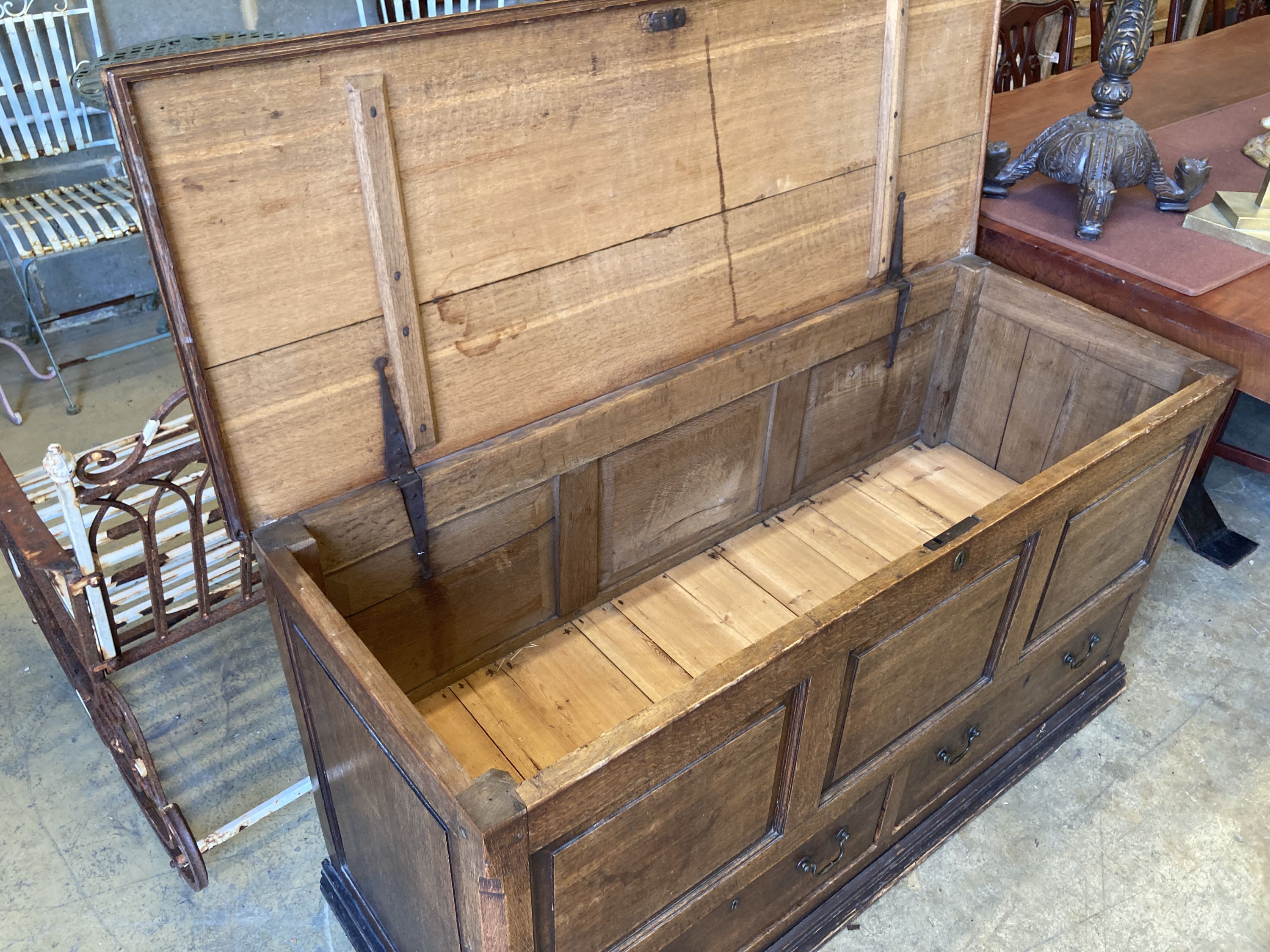 An early 19th century oak mule chest, length 140cm, depth 54cm, height 75cm